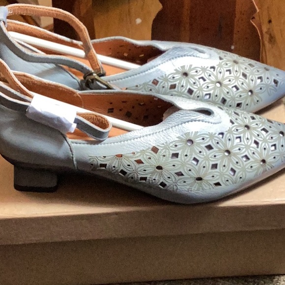 HZM - Washed Gray Eyelet-Detail Leather Pointed-Toe Pump - size 35 (5.5) - new - Picture 4 of 9